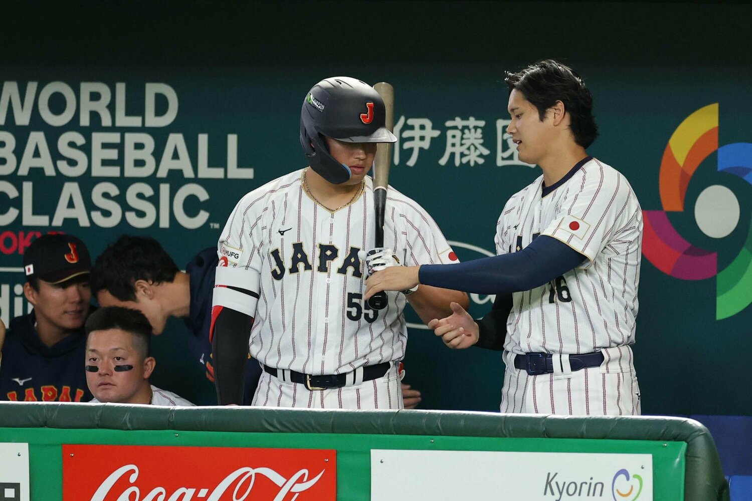 オーストラリア戦のベンチで、村上に指導をする大谷【2枚目／全2枚】　©AFLO