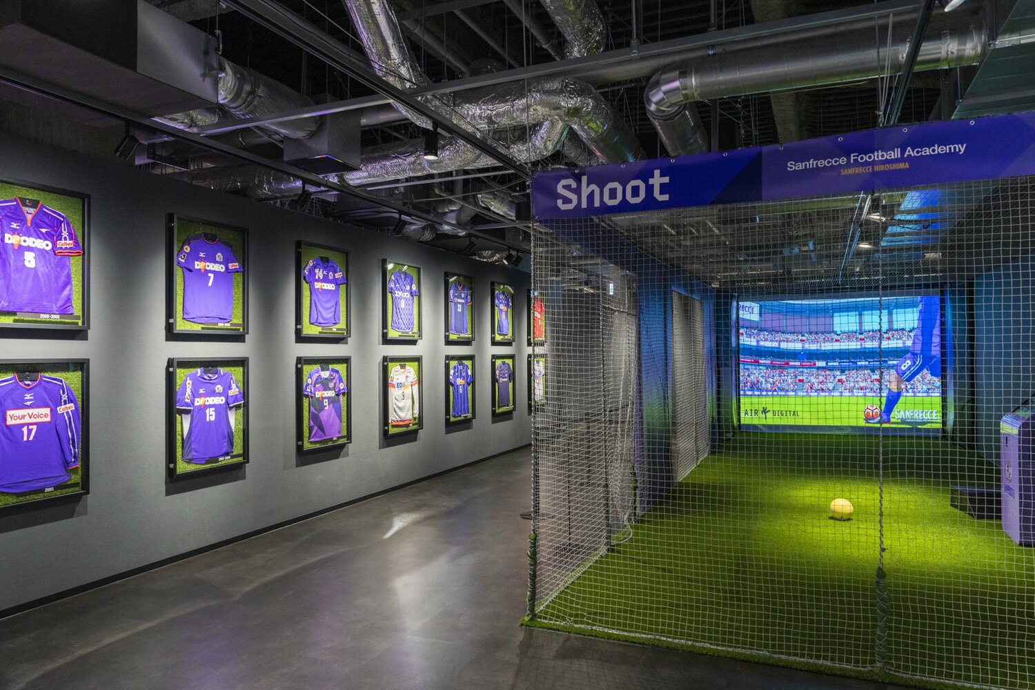 ミュージアムの体験コーナーと歴代ユニフォーム　©S.FC