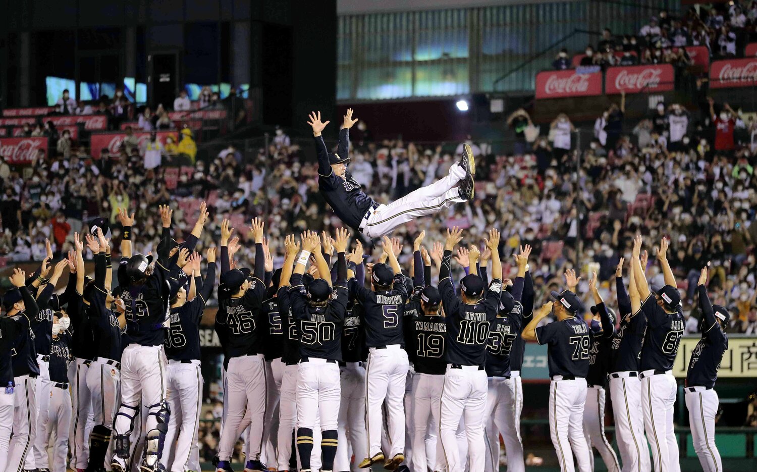 中嶋監督の胴上げシーン　©︎JIJI PRESS