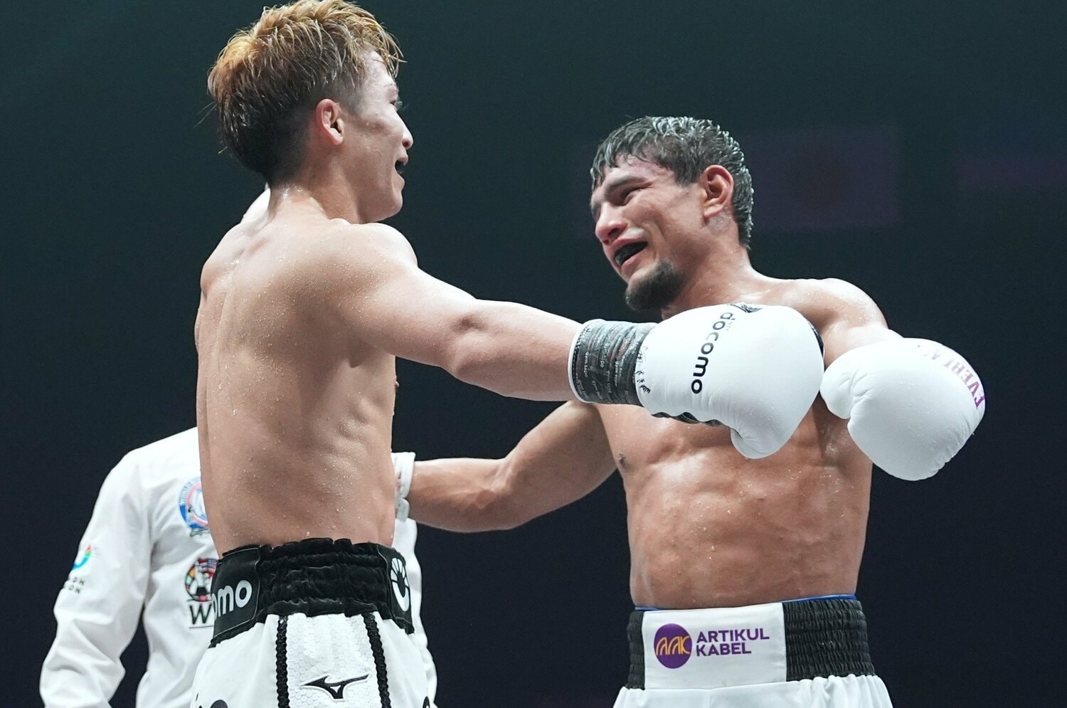 「井上尚弥のパンチでも倒れない」“真っ向勝負”を挑んだアフマダリエフ30歳とは何者だったのか？ 壮絶な12ラウンドを支えた母国愛 ＜Number Web＞ photograph by Naoki Fukuda