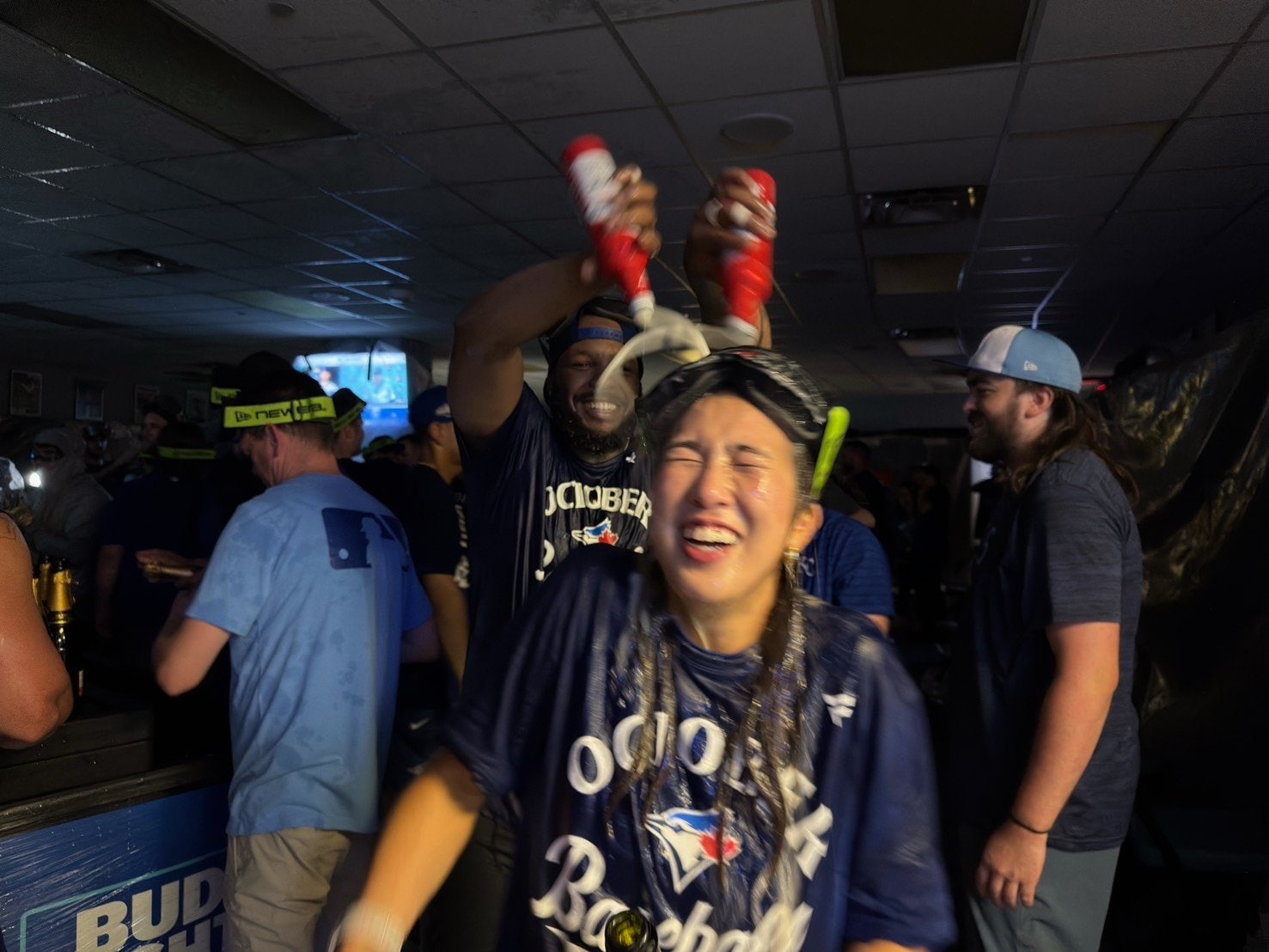 ゲレーロにビールをかけられる讃井さん（本人提供）