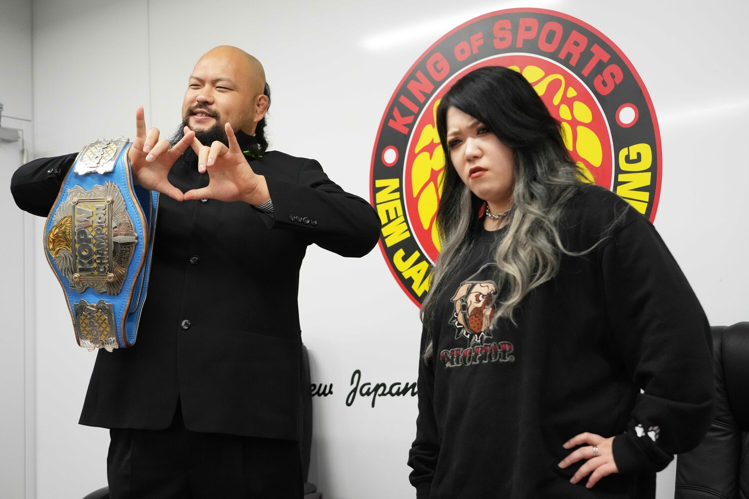 余裕の表情で鈴季すずとの記念撮影に応じるオーカーン　©Essei Hara