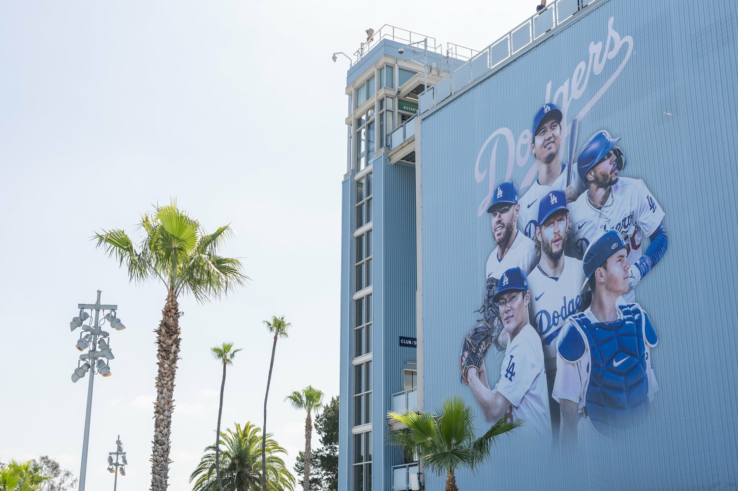 ドジャースタジアムに描かれた「MVPトリオ」とカーショー、山本由伸とスミス　©Nanae Suzuki