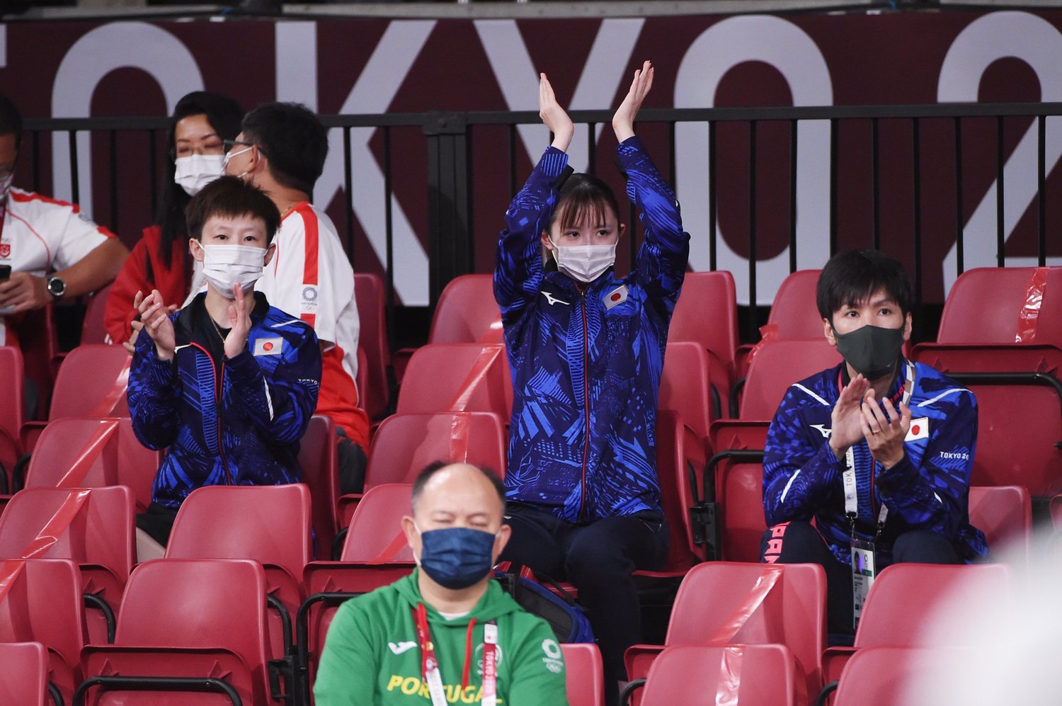 伊藤美誠ら選手たちにエールを送り続けた早田ひな ©︎Itaru Chiba