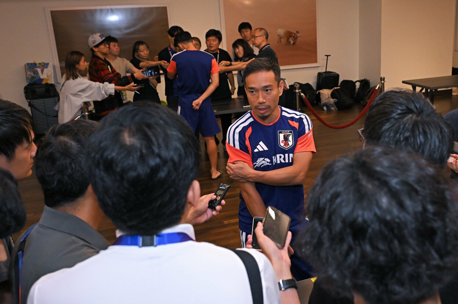 ブラジル戦翌日の囲み取材での長友 ©Takuya Kaneko/JMPA