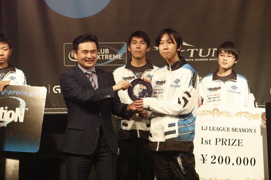 1stシーズン決勝を終え、ＭＶＰの表彰をする鈴木文雄社長（左）。(c)SANKO.INC