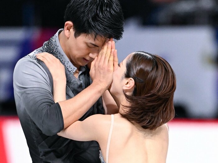 悔しがる木原龍一に、笑顔の三浦璃来がジェスチャーをして…「はい、話になりました」GPファイナル優勝直後、和やかなりくりゅうが“ジョーク”に込めた思い＜Number Web＞ photograph by Asami Enomoto