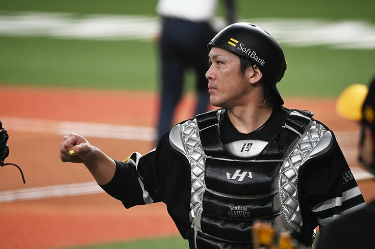 「ホークスの19番」、甲斐拓也は日本一を成し遂げたソフトバンクの名脇役だ ／ photograph by Naoya Sanuki
