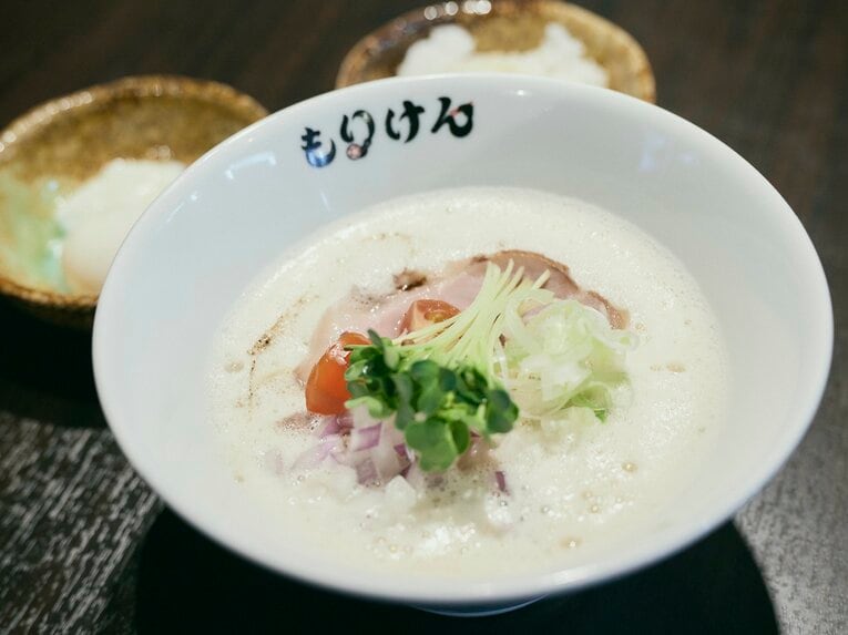 看板メニューである『とりぱいたん』（900円）。麺によく絡む大山鶏を使った濃厚クリーミーなスープは絶品。さまざまなアレンジメニューも人気　©︎Yuki Suenaga