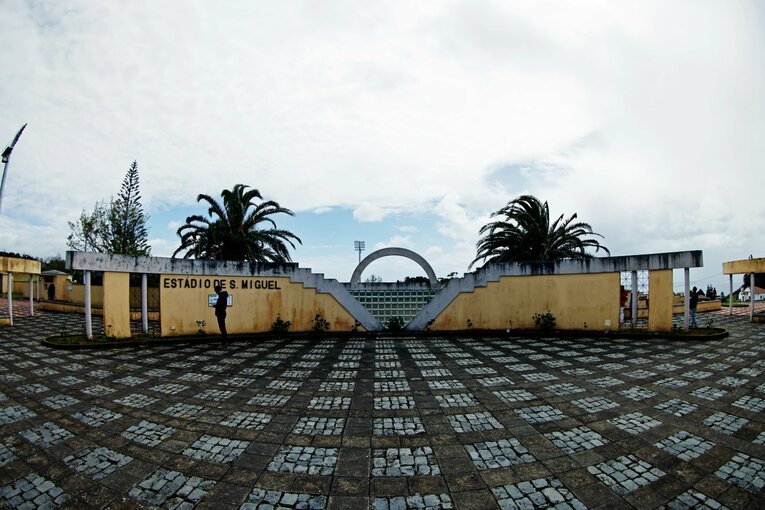 「山の斜面にスタジアム」「守田英正のお薦め料理は…」日本代表MFが戦う“離島クラブ”は美しい風景とグルメ満載だった《現地で撮影》(5)