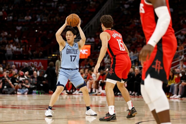 日本人史上4人目となるNBA公式戦デビューを飾ったグリズリーズ時代の河村勇輝（2024年10月25日）©︎Tim Warner/Getty Images