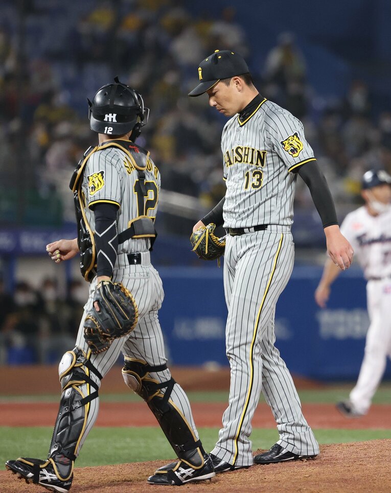 岩崎（右）と坂本　©︎JIJI PRESS