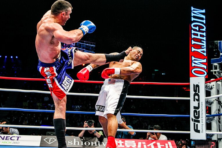 アーツのハイキック20連発。2010年12月のマイティ・モー戦（17枚目／全20枚）©Susumu Nagao