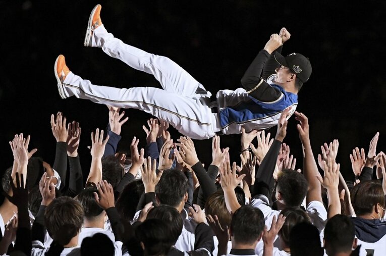 引退セレモニーで胴上げされる斎藤佑樹。プロ11年、89試合15勝26敗。「僕が持っているのは最高の仲間です」と言葉を残してユニフォームを脱いだ ／ photograph by KYODO