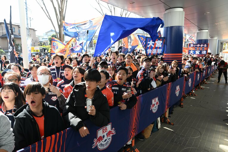 会場入りする選手たちを出迎え、鼓舞するサポーターたち　©︎J.LEAGUE/J.LEAGUE via Getty Images