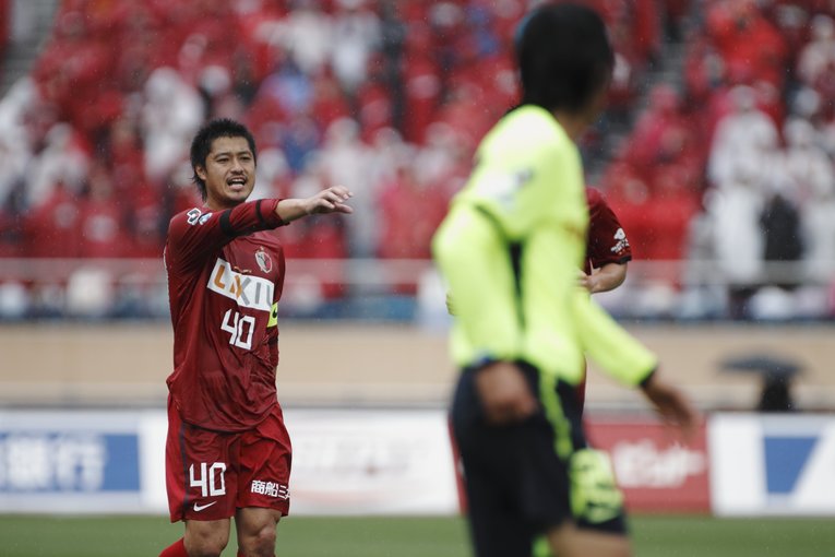 指示を出す小笠原満男（2011年）　©︎Tamon Matsuzono