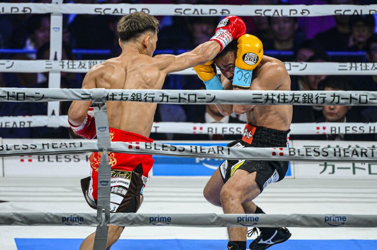 堤聖也vs.比嘉大吾。2月24日、有明アリーナ　©Takuya Sugiyama