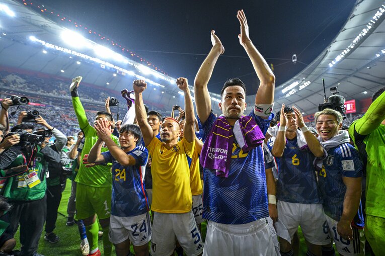 逆転勝利でグループリーグ突破を決め、スタンドに挨拶する吉田麻也ら日本代表　©Takuya Sugiyama／JMPA