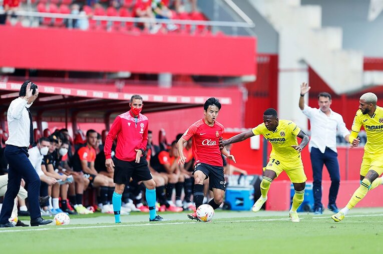 「クボ、ユニフォームちょうだい！」久保建英の“ティキタカ”は地元の子供、タクシー運転手にも人気… ビジャレアル相手に見せた敬意とは〈激写〉(13)