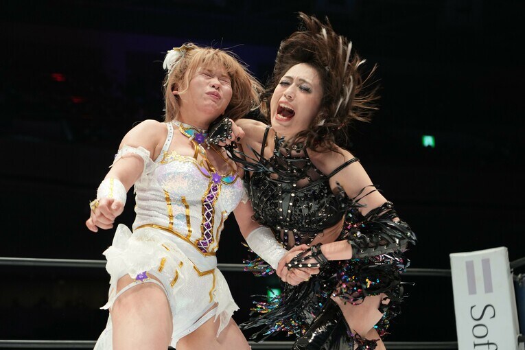 中野たむにエルボーを放つ上谷沙弥　©Essei Hara