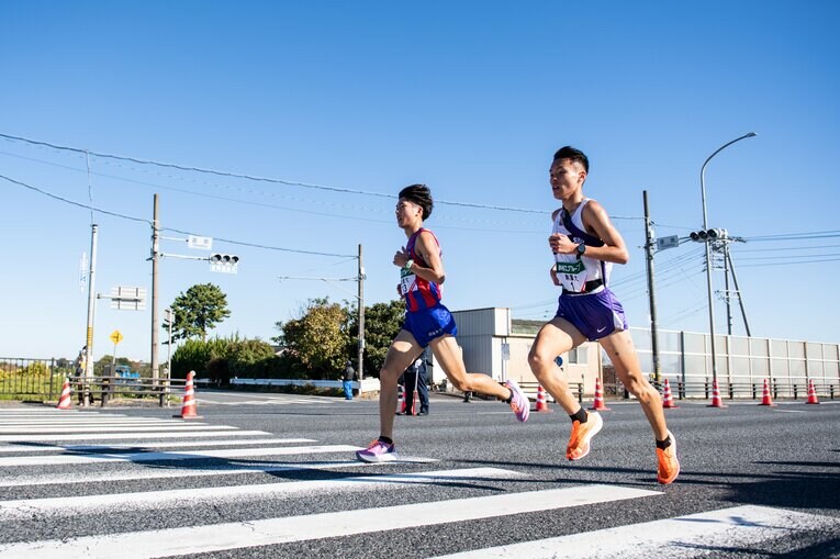 2区の創価大・葛西潤は駒澤大のスーパールーキー佐藤圭汰に1秒差で競り勝ち、区間賞に ©Nanae Suzuki