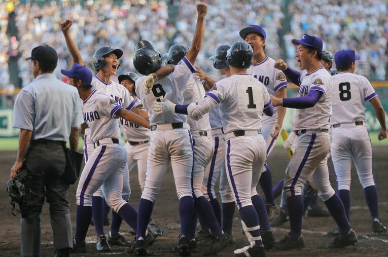 2018年夏の準々決勝で金足農が決めたサヨナラ2ランスクイズ。審判たちはどんな思いでこの瞬間に立ち会っていたのか ／ photograph by JIJI PRESS