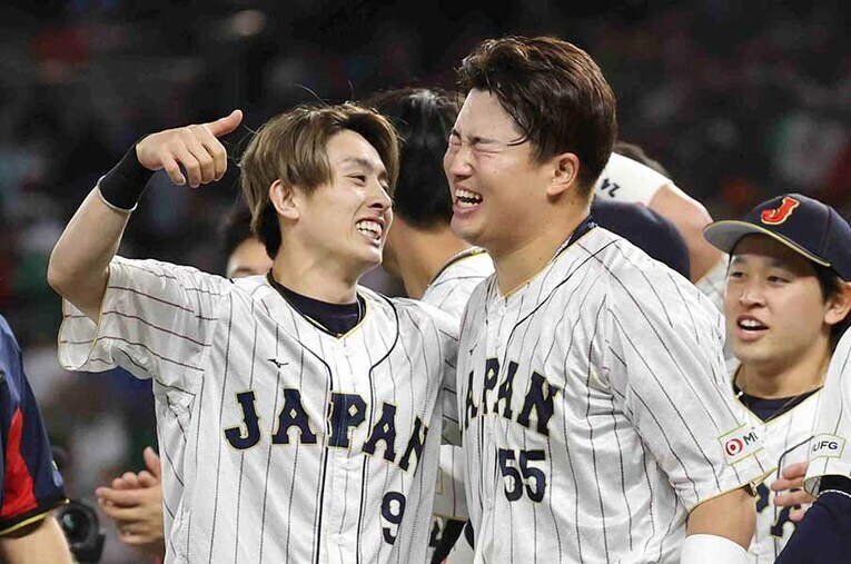 WBC準決勝メキシコ戦。サヨナラ打を放った村上宗隆とサヨナラホームインした周東佑京が抱き合う ／ photograph by JIJI PRESS