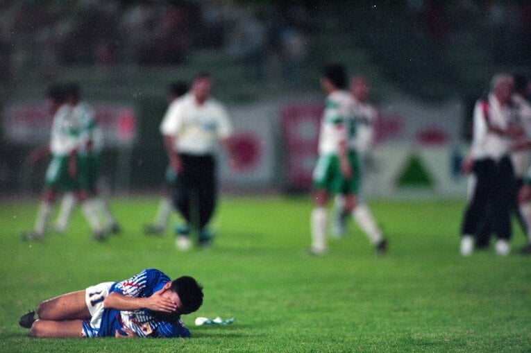 ドーハでピッチに倒れ込むカズ　©️Etsuo Hara/Getty Images