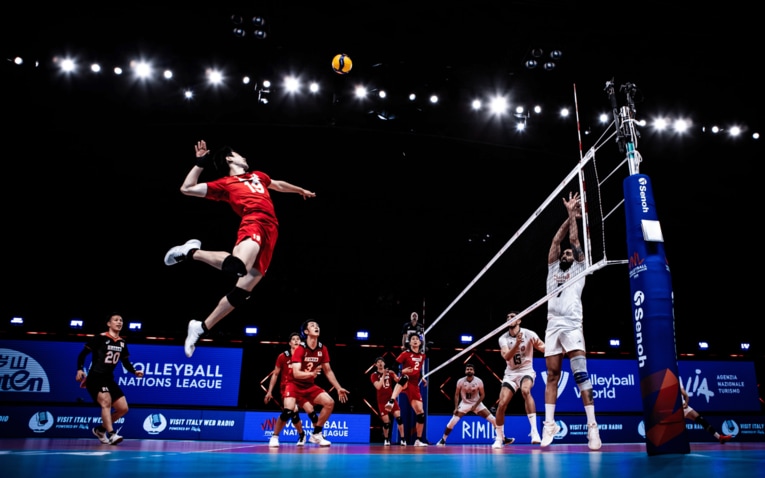 ネーションズリーグでプレーする藤井直伸（3番）　©︎FIVB