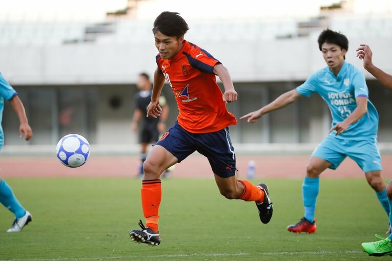 【日本サッカー名選手レア写真集】法政大学時代の上田（写真は右に続きます）　©AFLO