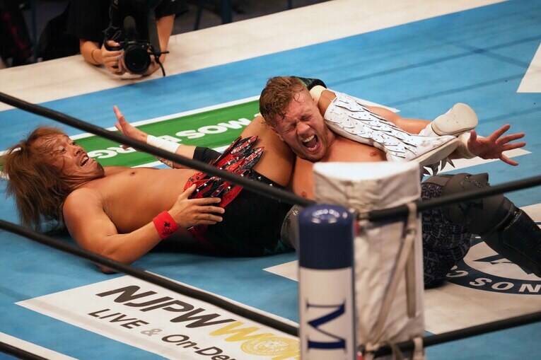 ウィル・オスプレイの首を攻める内藤哲也