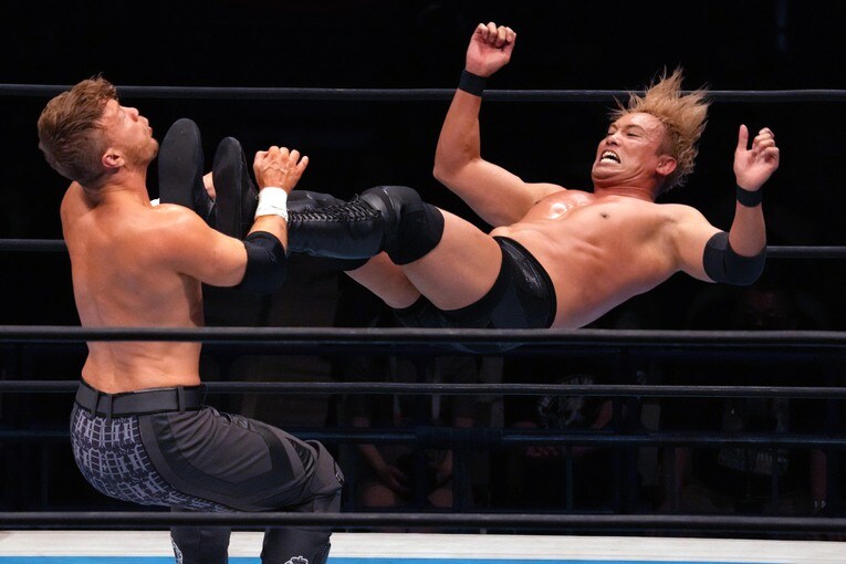 オカダが低空ドロップキックでオスプレイを吹き飛ばす