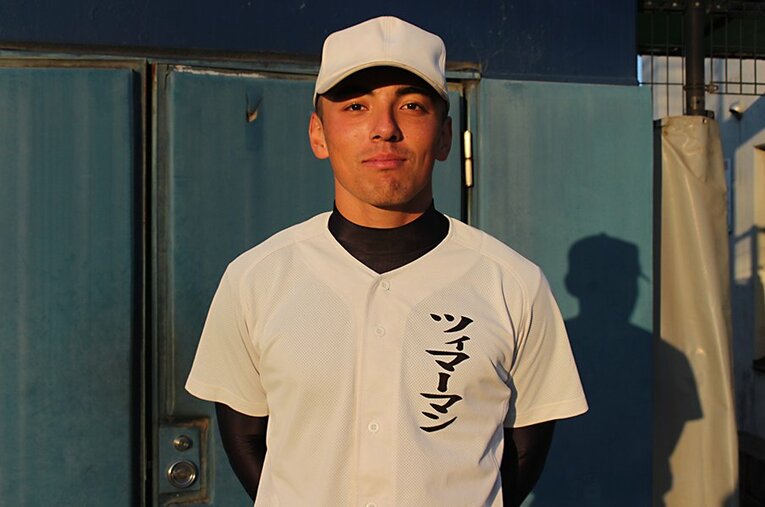 阪神ファンの父親の影響で野球を知ったツィマーマン健（岐阜第一・3年）。一塁ベースコーチとして元気いっぱい、チームに貢献している ／ photograph by Yu Takagi