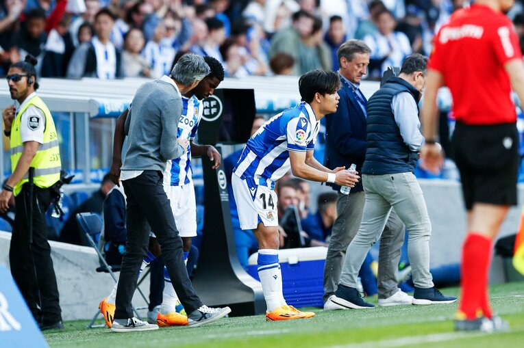 「クボはノルマル（普通）よ」辛口おばあちゃんにバルで遭遇も…カメラマンが撮った久保建英21歳の“軽快ドリブル＋母・祖母のような愛”(23)