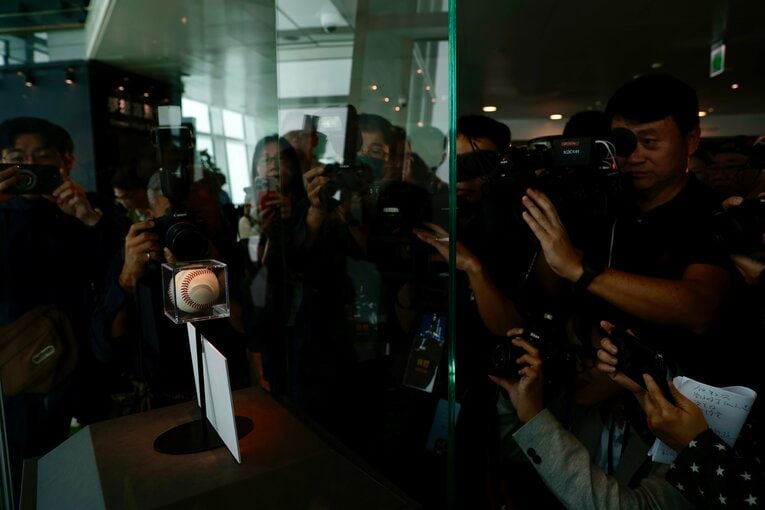 台湾では大谷翔平の50-50ホームランボールが展示されており、この大熱狂ぶり　©JIJI PRESS