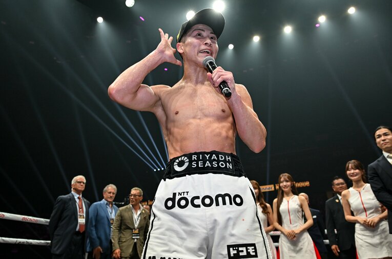 アフマダリエフに勝利し、観衆に問いかける井上　©Hiroaki Finito Yamaguchi