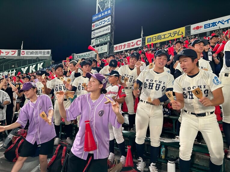 よさこいを踊る高知中央アルプス　©Yukiko Umetsu