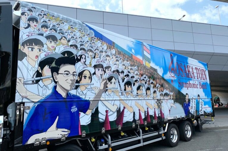 もはや甲子園名物!?　大阪桐蔭高校吹奏楽部の楽器トラック。イラストは、卒業した吹奏楽部員が手がけた　©Yukiko Umetsu