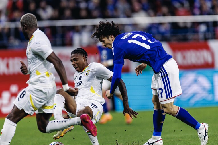 ガーナ選手と交錯アクシデント…田中碧がガーナ監督に謝罪した一部始終…写真はまだまだ続きます　©Kiichi Matsumoto