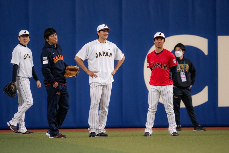 談笑する大谷と水原通訳ら（3日の壮行試合前）©Nanae Suzuki