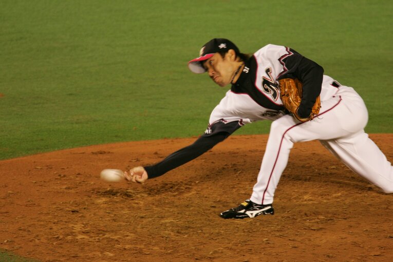 ロッテで球界屈指のサブマリンとして活躍した父・俊介さん　©︎BUNGEISHUNJU