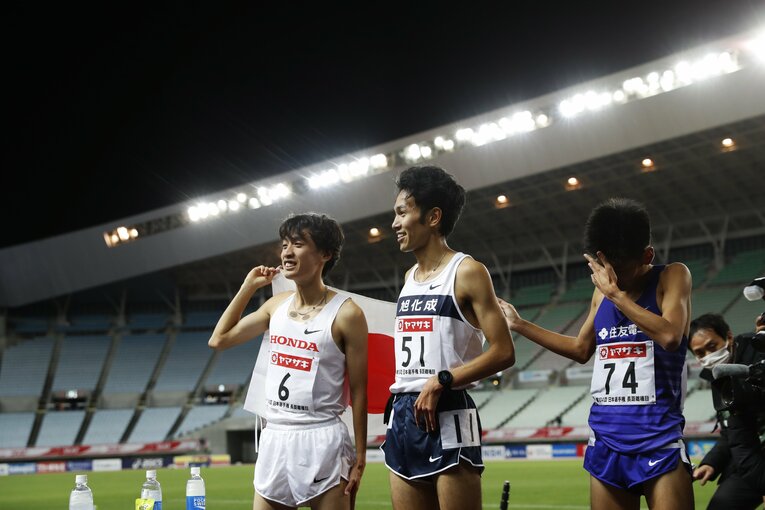 7000mぐらいには、伊藤達彦（Honda）が前に立ち、相澤と昨年の箱根駅伝2区の競り合いを彷彿とさせる熱いレースを展開した　©Takao Fujita