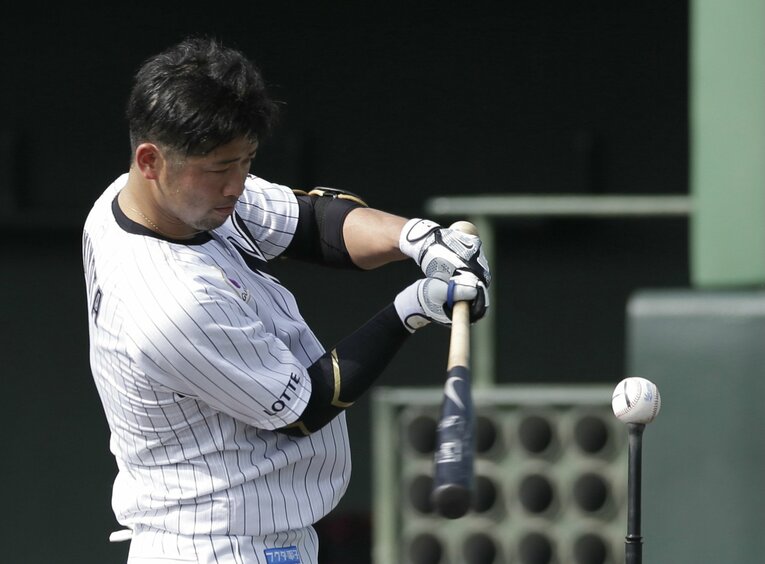 キャンプで打撃練習をする清田　©JIJI PRESS