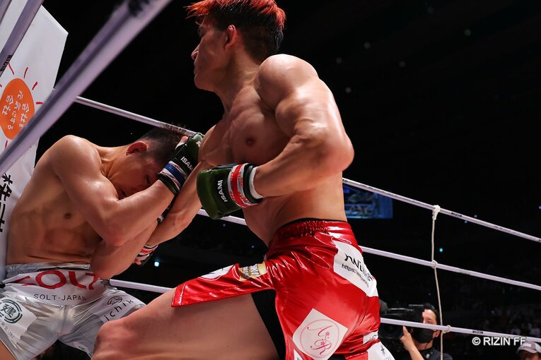 フィニッシュとなった「完璧なヒザ蹴り」まで（連続写真1枚目／全4枚）　©RIZIN FF