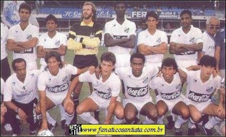 1986年、サントスでカズ（前列右端）とプレーした。サンパイオは後列右から2人目　※本人提供
