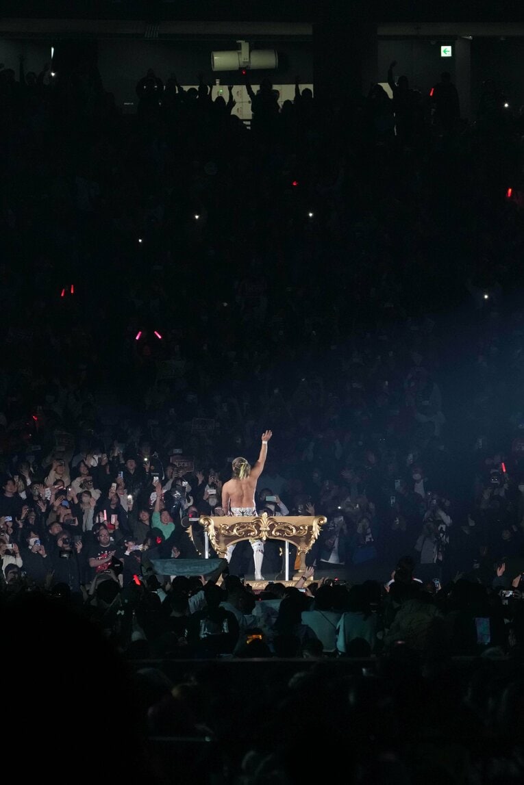 トロッコで場内を回る棚橋弘至　©Masashi Hara