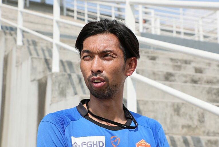 取材に答える菊池光将 ／ photograph by Norio Rokukawa