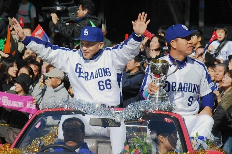 優勝パレードでファンの声援に応える落合博満監督と井上一樹選手会長 ／ photograph by JIJI PRESS