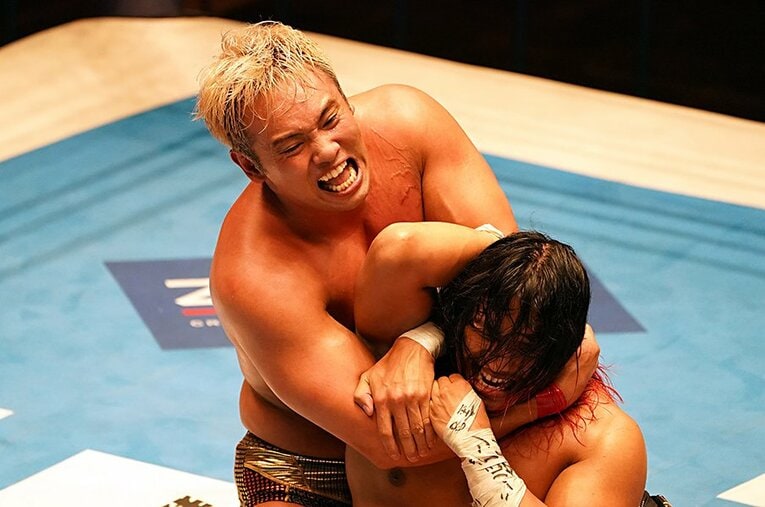 高橋ヒロムを容赦なくコブラクラッチで締め上げていくオカダ・カズチカ。この古典的な技から、オカダの新技が？ ／ photograph by Essei Hara