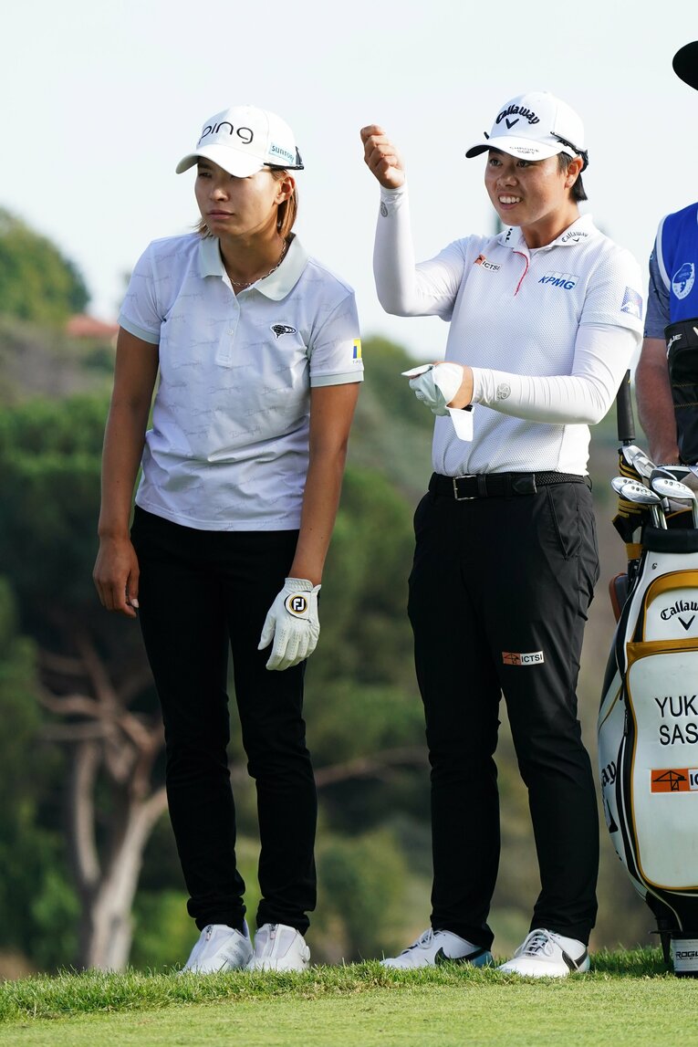 白いウェアで登場した渋野と笹生　©︎Shizuka Minami